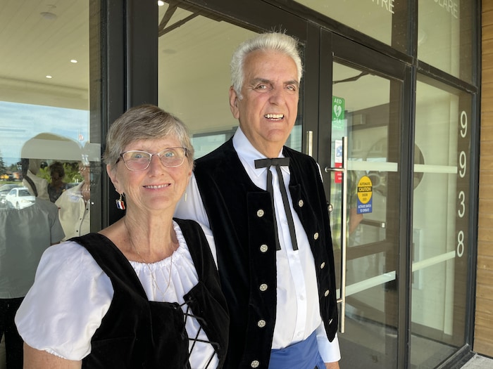 Un couple distingué vêtu d'habits d'époque.