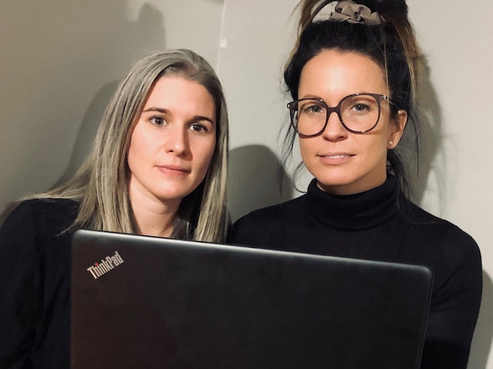 Céline Faucher et Marie-Ève Jomphe-Bourdages devant un ordinareur