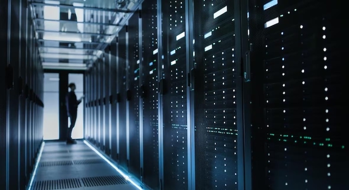 Une installation physique sécurisée regroupant des serveurs, équipements réseau et systèmes de stockage pour collecter, traiter, stocker et distribuer d’énormes volumes de données et d’applications pour les entreprises, nécessitant une infrastructure complexe (refroidissement, alimentation, sécurité) pour fonctionner 24 heures sur 24 et sept jours sur sept.