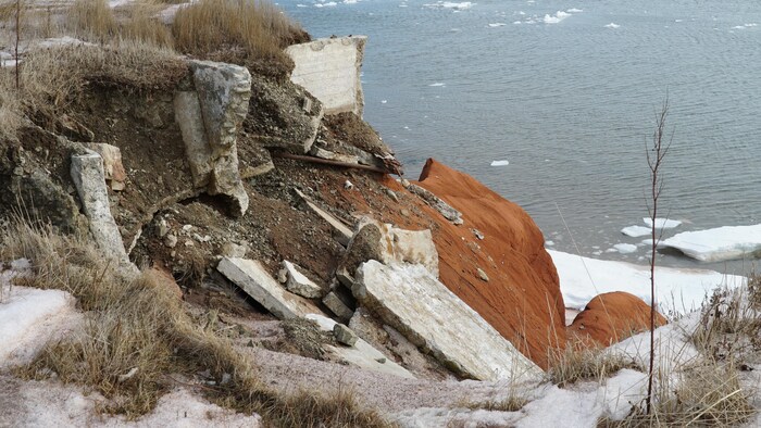 Débris de toutes sortes le long de la falaise du front de mer du centre-ville de Cap-aux-Meules, aux Îles-de-la-Madeleine, détruit par l'érosion. 