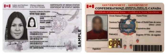 Un montage photo des deux cartes montre qu'elles sont semblables. Notamment, elle comporte toutes deux le drapeau du Canada. Sur le certificat de statut d'Indien, il est indiqué « Affaires indiennes et du Nord Canada ». Le certificat de statut autochtone de la Confédération des peuples autochtones du Canada comporte la mention « gouvernement ».