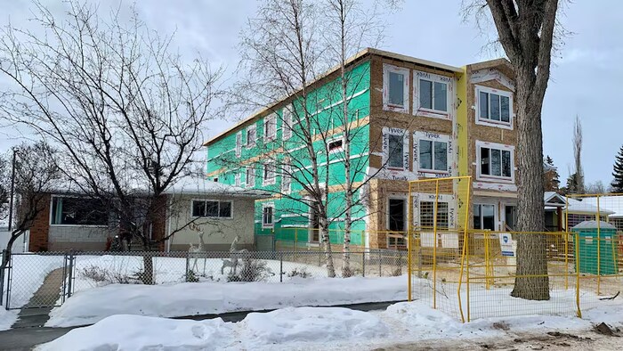 Image d'un immeuble collectif de trois étages en cours de construction dans le quartier Grovenor, à l'ouest d'Edmonton, en février 2024.