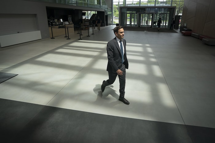 Charles Milliard marchant dans l'atrium de Radio-Canada.