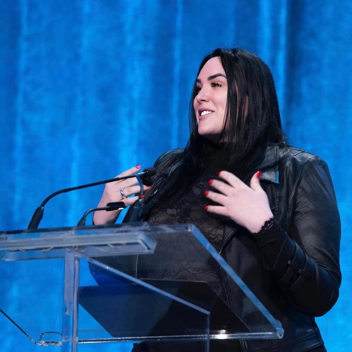 Charlie Wall-Andrews parle devant un micro.