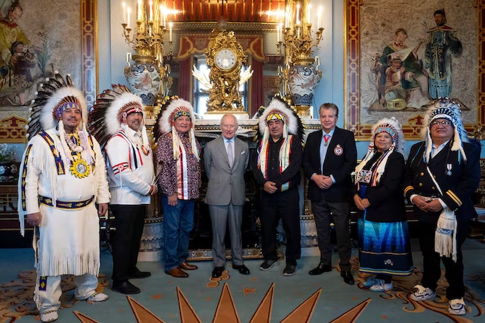 Des chefs des Premières Nations du Traité 6 posent aux côtés du roi Charles III, au palais de Buckingham, le 11 mars 2026.