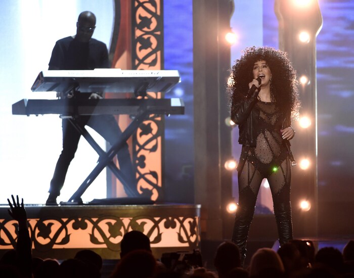 Avec sa coiffure des années 80 et habillée de noir, Cher interprète « If I Could Turn Back Time » au gala Billboard