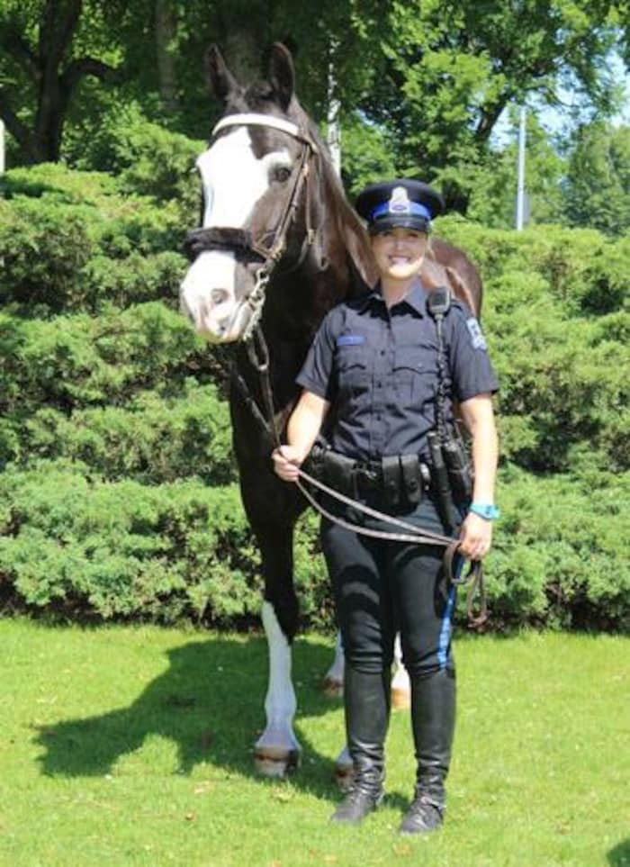 Le cheval Sarge et la policière Hayley Porter.