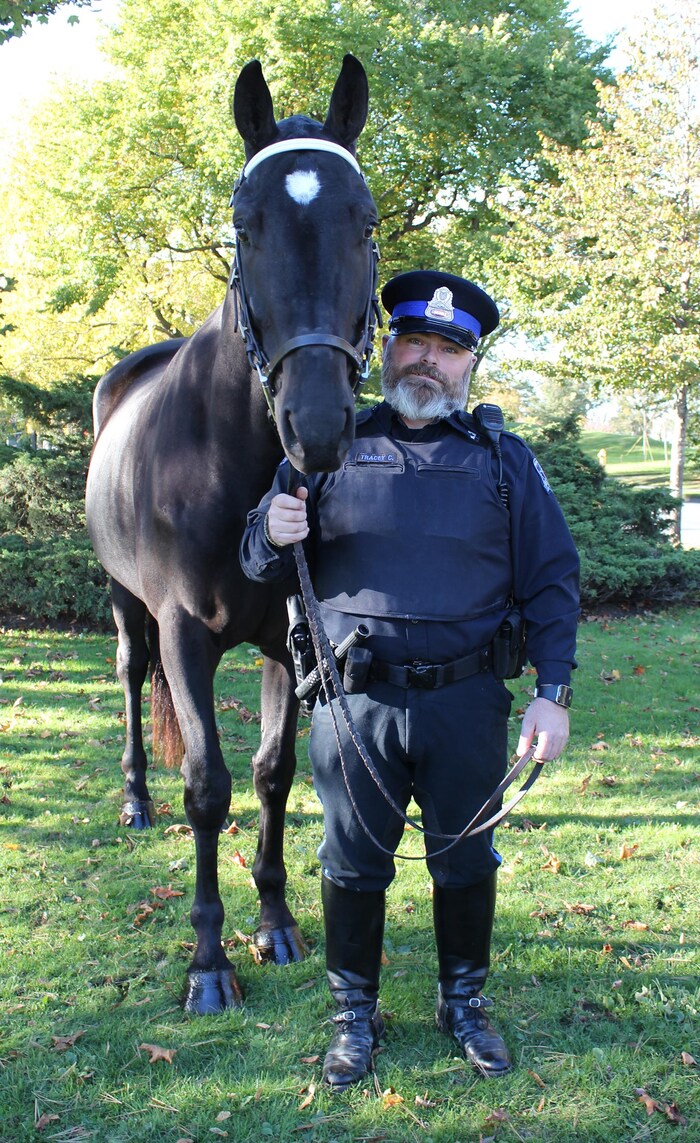 Le cheval Valour et un policier.