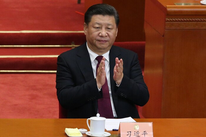 Xi Jinping applaudit.