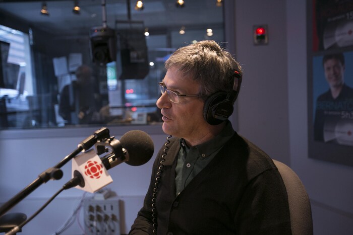 Christian Simard dans les studios de Radio-Canada à Québec