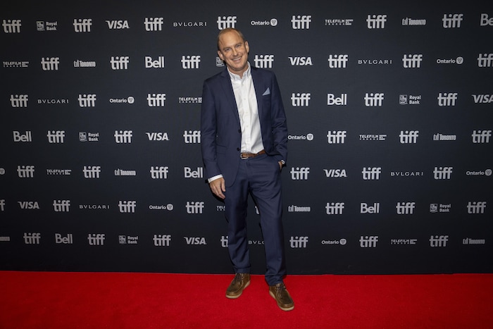 Le réalisateur Christian Sparkes souriant sur une tapis rouge.