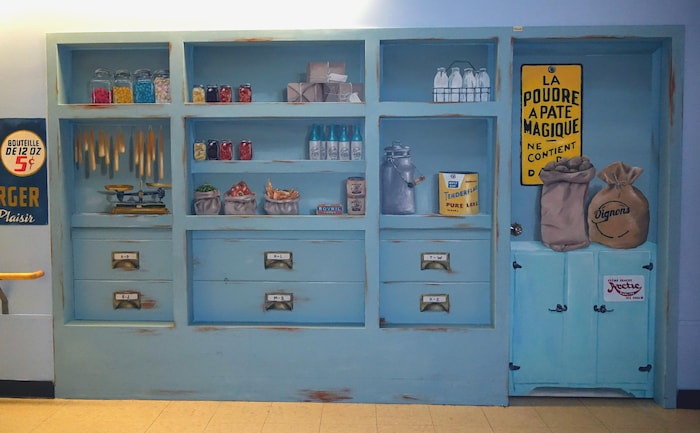 Trompe-l'oeil représentant un magasin général, sur une porte d'une unité de CHSLD.