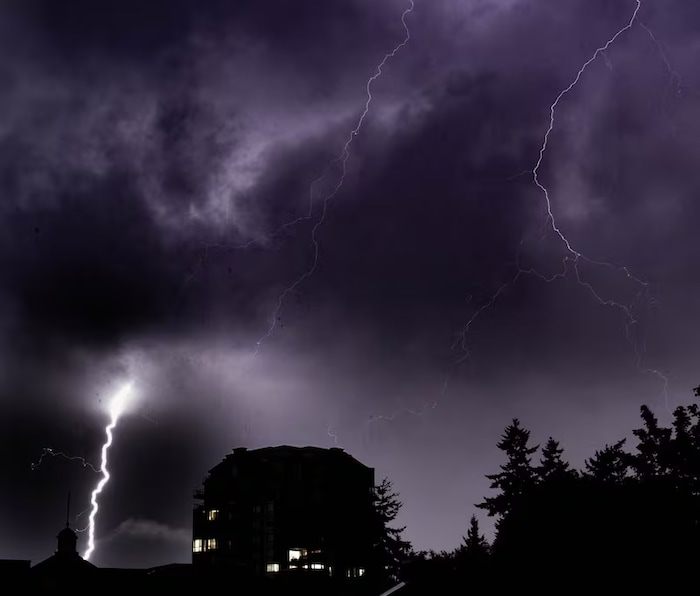 Un éclair dans le ciel de Vancouver, le 22 août 2026.