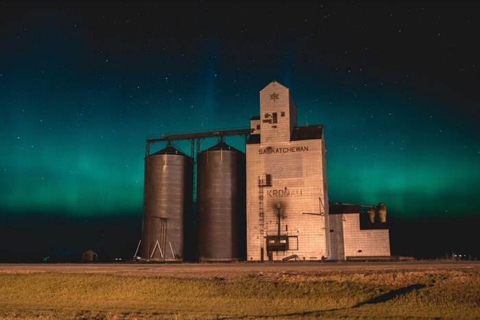 Une photo de Lukas Schroeder montrant un ciel étoilé derrière des silos à grains.