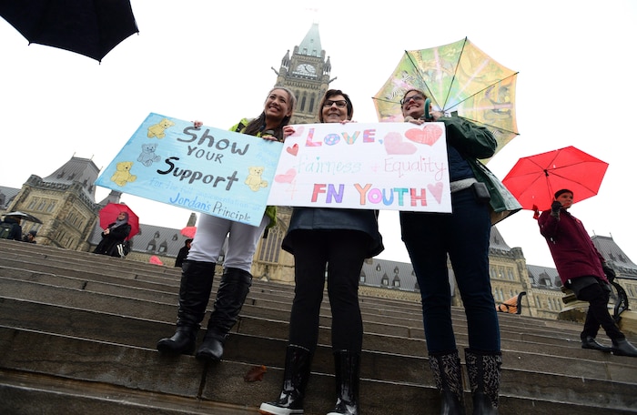 Cindy Blackstock  participe à la Journée nationale d'action sur le bien-être des enfants des Premières nations sur la colline du Parlement à Ottawa, jeudi 2 novembre, 2017.  