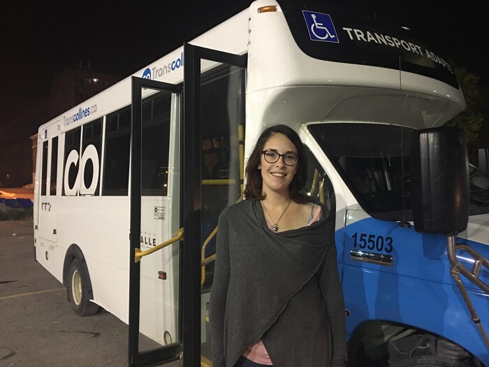 Cindy Jalbert se trouve devant un autobus de Transcollines, qui transportera des gens à la manifestation.