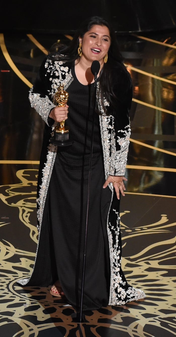 La periodista y cineasta Sharmeen Obaid-Chinoy acepta su premio al mejor cortometraje documental, A Girl in the River, en el escenario de la 88ª edición de los Óscar el 28 de febrero de 2016 en Hollywood, California. 