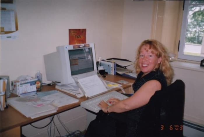 Claire Adam devant un ordinateur