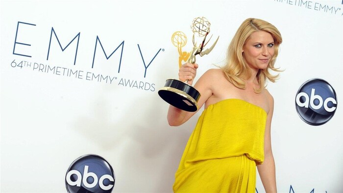 Claire Danes brandit l'Emmy de la meilleure actrice dans une série dramatique remporté en 2012 pour son rôle dans <i>Homeland</i>.
