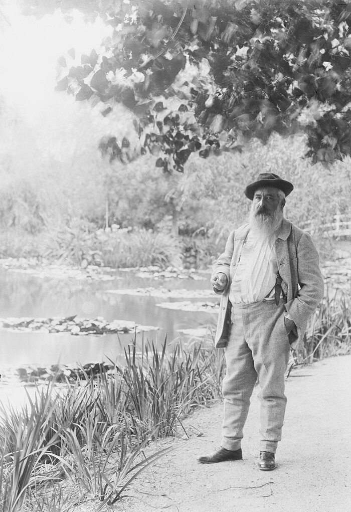 Claude Monet pose près de son étang dans ses jardins de Giverny en 1905