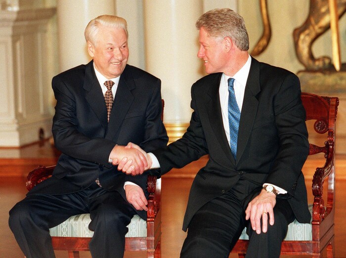Boris Eltsine et Bill Clinton se serrent la main. 