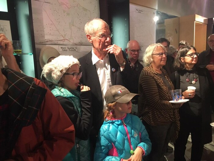 Clive Doucet regarde les résultats avec ses partisans.