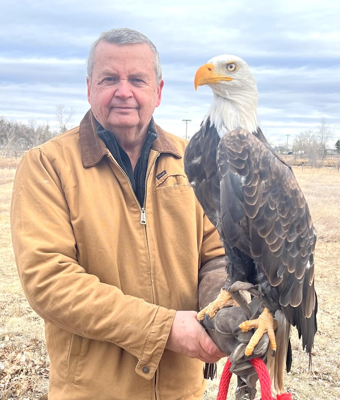 Colin Weir avec un aigle sur son bras