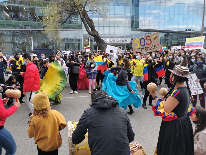 La movilización de los colombianos de Montreal frente a las oficinas de CBC/Radio-Canada el 6 de mayo 2021.