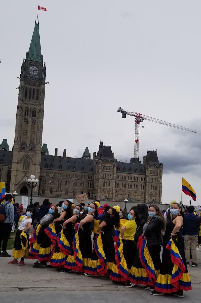 El Colectivo En Ottawa y Gatineau apoyamos el Paro Nacional organizó una reunión frente al Parlamento Canadiense en la capital del país el 7 de mayo pasado. 