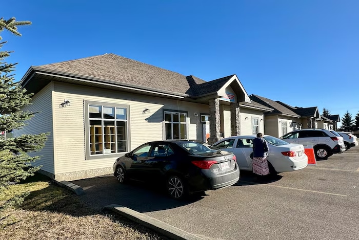 Des voitures sont stationnées devant un bâtiment à Beaumont, près d'Edmonton, en Alberta.