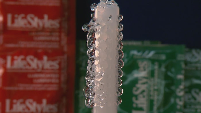 Le gel s'applique comme un tampon à l'aide d'un applicateur en plastique.