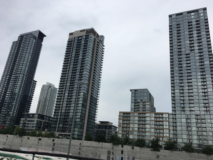 Des tours à condos du centre-ville de Toronto