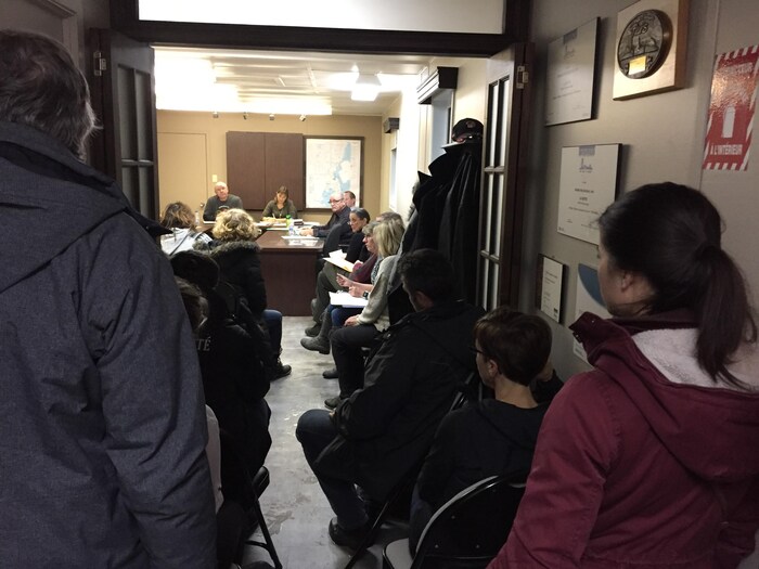Des citoyens ont été contraints d’assister à la séance du conseil municipal dans le corridor, faute d’espace, alors que le ton a monté à plus d’une reprise entre citoyens et élus.