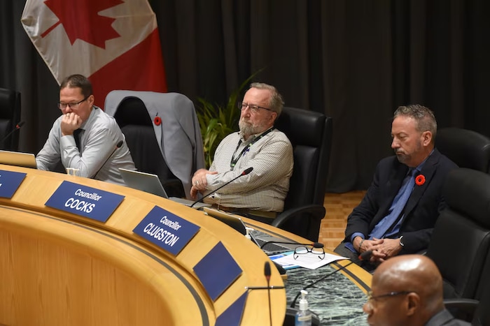 Des conseillers municipaux de Medicine Hat, en Alberta, sont assis autour d'une table.