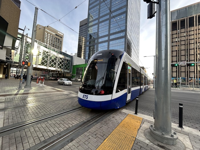 Un wagon de la ligne de train léger Valley dans le centre-ville d'Edmonton.