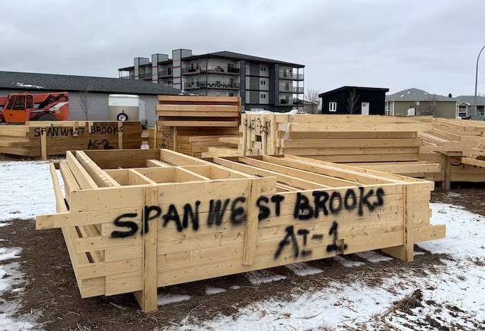 Des planches de bois sont superposées sur un chantier de construction de logement à Brooks, en Alberta, janvier 2026.