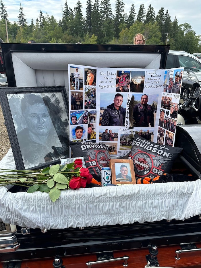 Des photos, des fleurs et des objets en hommage à deux motards décédés.