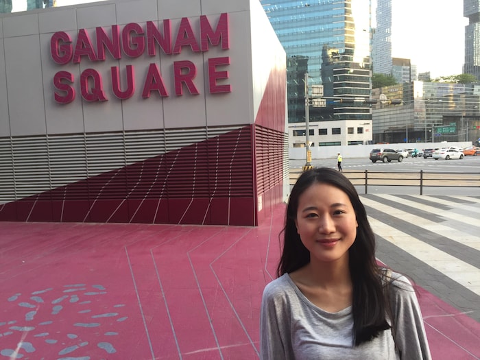 Yeri Yoo, devant une affiche du Gagnam Square