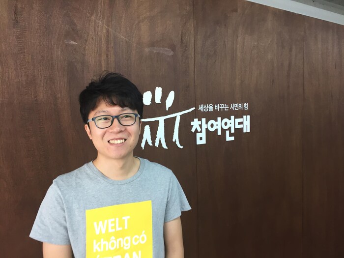 Yi Joeun dans les bureaux de l'ONG. 