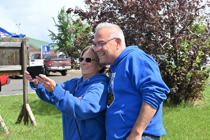 Cory Morgan, fondateur du Pathway to Independence, pose pour un égoportrait avec une sympathisante lors d'un rassemblement en faveur de l'indépendance de l'Alberta à Taber, le dimanche 28 juin 2026.