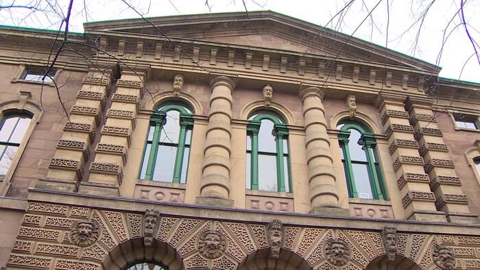 Façade de l'édifice de la cour provinciale à Halifax.