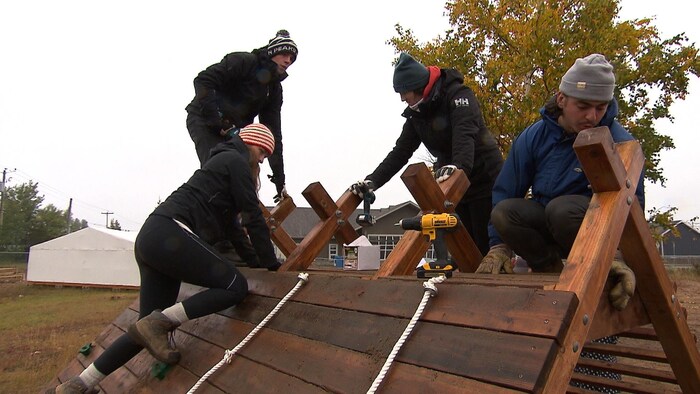 Des étudiants construisent un module de jeu.