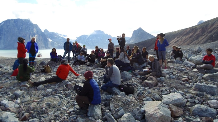 La paléoclimatologue Bianca Perren donne des explications sur la fonte des glaciers aux passagers du Canada C3 dans le fjord Sam Ford. 