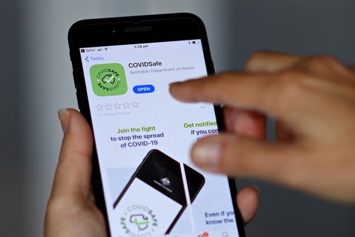 Une personne télécharge l'application COVIDSafe sur l'App Store.