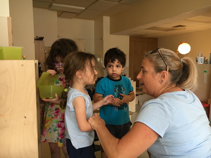 Un petit ratio permet d'accorder plus de temps à chaque enfant et de mieux les observer, selon l'éducatrice en CPE Nathalie Beaulieu.