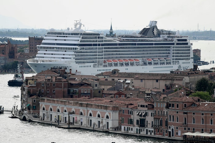 Un navire de croisière entre dans un canal à Venise.