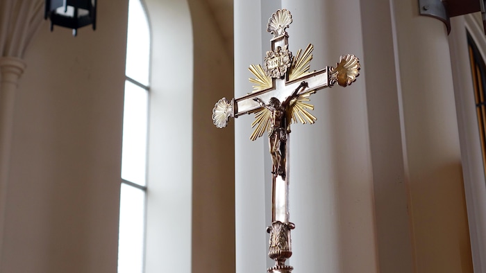 Un crucifix dans la cathédrale de Rimouski