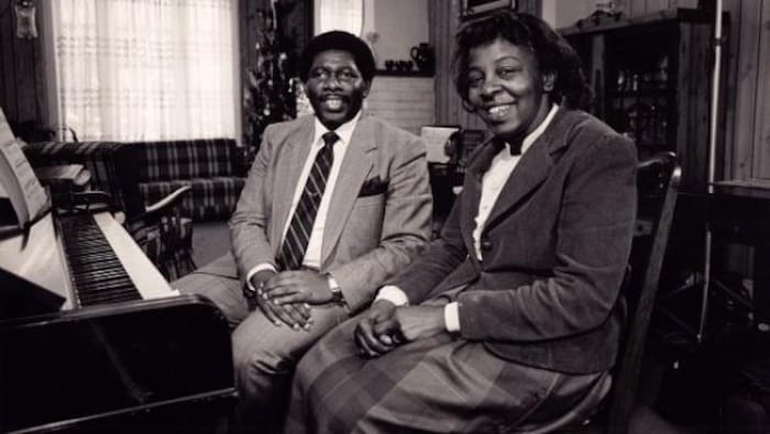 Daisy Peterson Sweeney et Oliver Jones.
