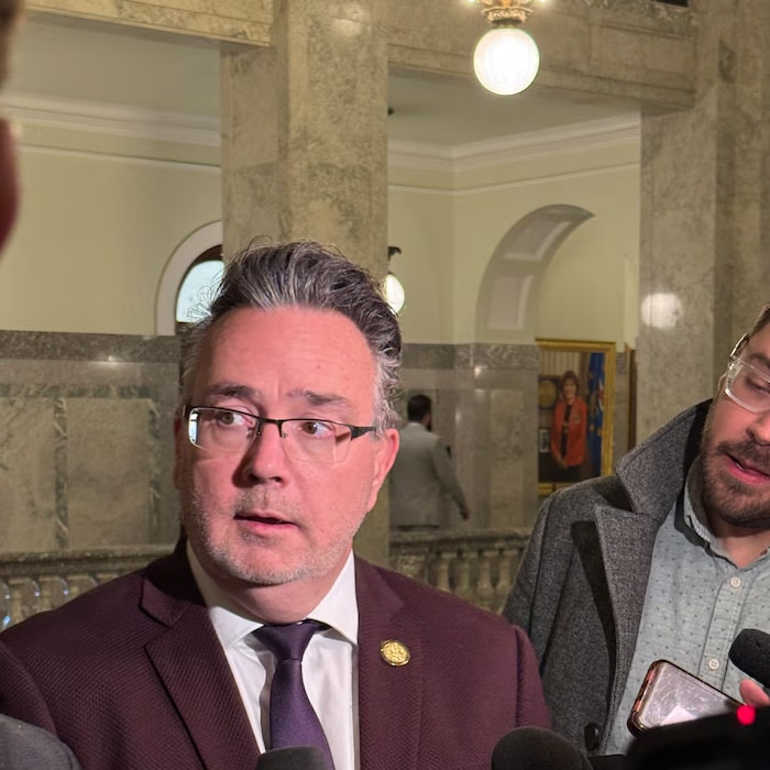 Dale Nally, le ministre de Services Alberta et de la Réduction de la bureaucratie s'adressant aux journalistes à l'Assemblée législative de l'Alberta, à Edmonton, le 18 octobre 2025.