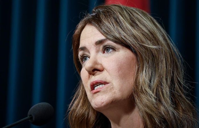 La première ministre de l'Alberta, Danielle Smith, parlant devant un microphone, le 22 mai 2026 lors d'une conférence à Calgary.